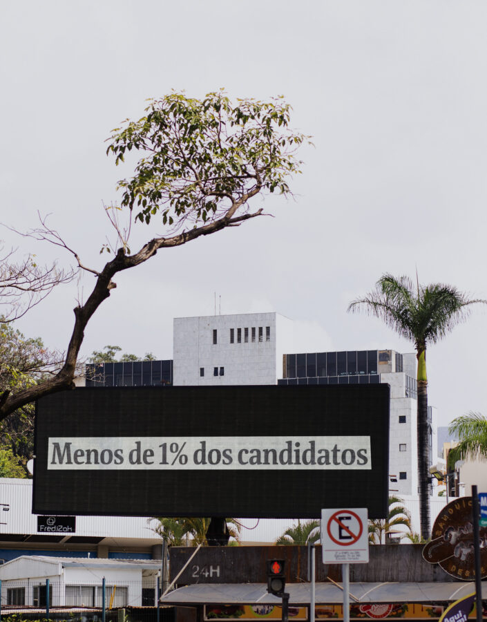 The first edition brought the work Primeira página (2020), by artist Marilá Dardot.