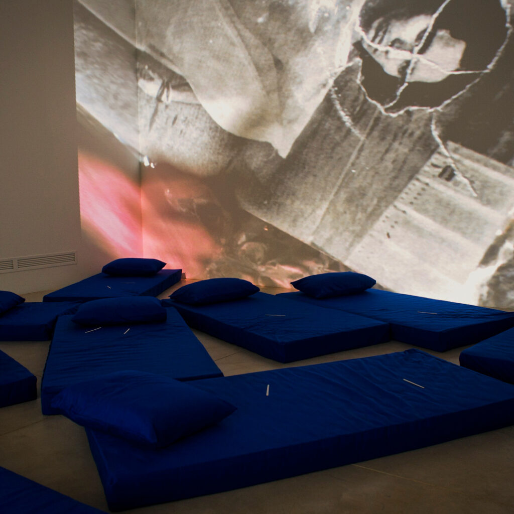 Hélio Oiticica e Neville D’Almeida, Cosmococa/CC1 Trashiscapes, 1973, 2 projetores, slides, colchões, lixas de unha, trilha sonora (Dominguinhos e Luiz Gonzaga, Pífanos de Caruaru, Stockhausen, Jimi Hendrix, sons da rua) e equipamento de áudio, dimensões variáveis. ​Foto: Eugenio Sávio