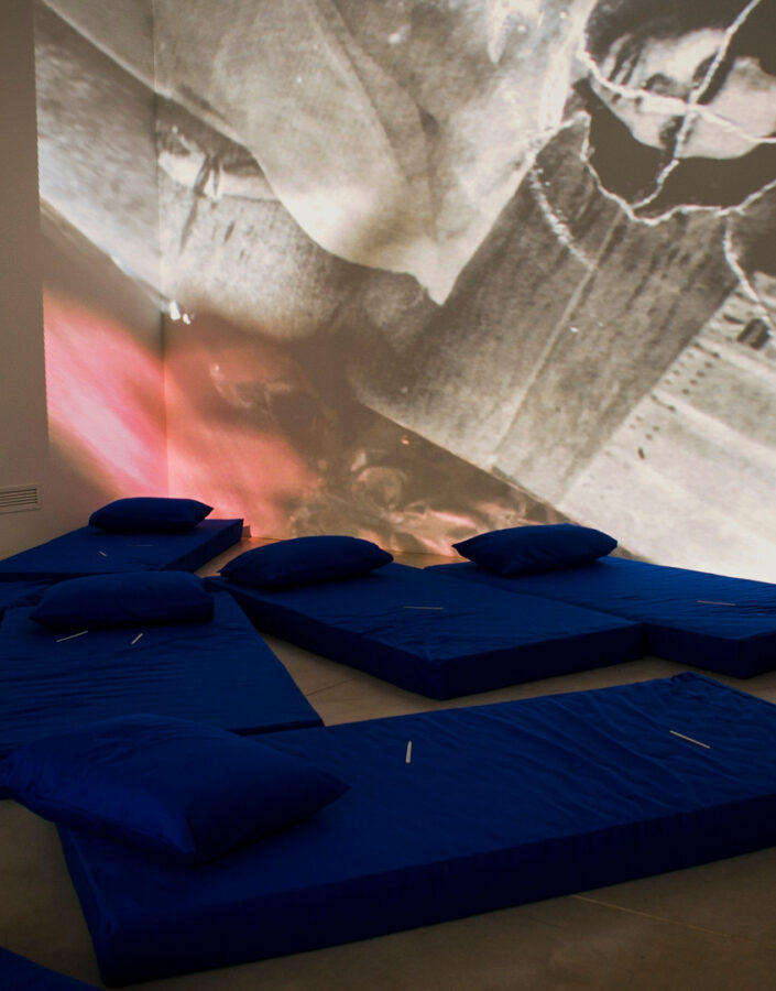 Hélio Oiticica e Neville D’Almeida, Cosmococa/CC1 Trashiscapes, 1973, 2 projetores, slides, colchões, lixas de unha, trilha sonora (Dominguinhos e Luiz Gonzaga, Pífanos de Caruaru, Stockhausen, Jimi Hendrix, sons da rua) e equipamento de áudio, dimensões variáveis. ​Foto: Eugenio Sávio