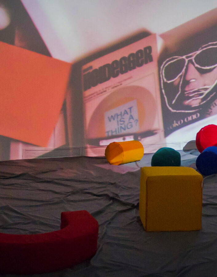 Hélio Oiticica e Neville D’Almeida, Cosmococa/CC2 Onobject, 1973, 4 projetores, slides, espuma revestida com tecido, trilha sonora (Yoko Ono, som de telefone), e equipamento de áudio, dimensões variáveis. ​Foto: William Gomes