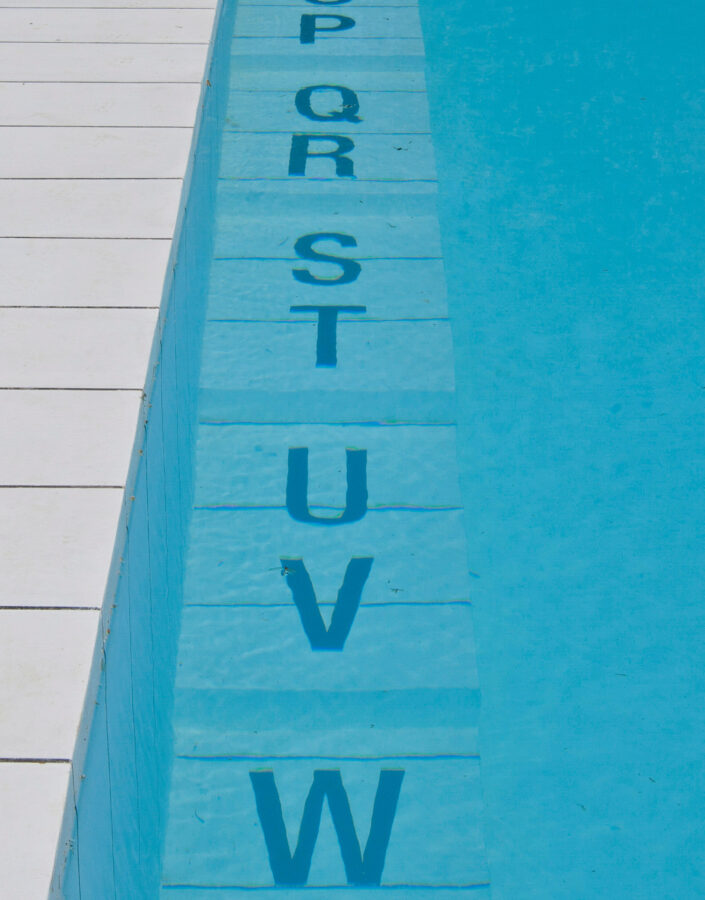 Jorge Macchi, Piscina, 2009, [detalhe]  massa de cimento branco e granito, 12x12x1,8 m. Foto: Pedro Motta