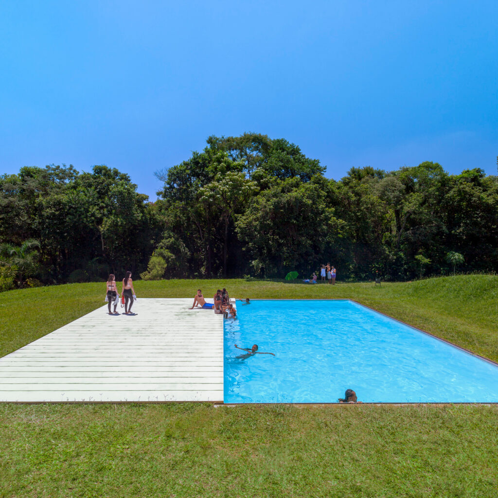 Jorge Macchi, Piscina, 2009,  massa de cimento branco e granito, 12x12x1,8 m. Foto: Eduardo Eckenfels