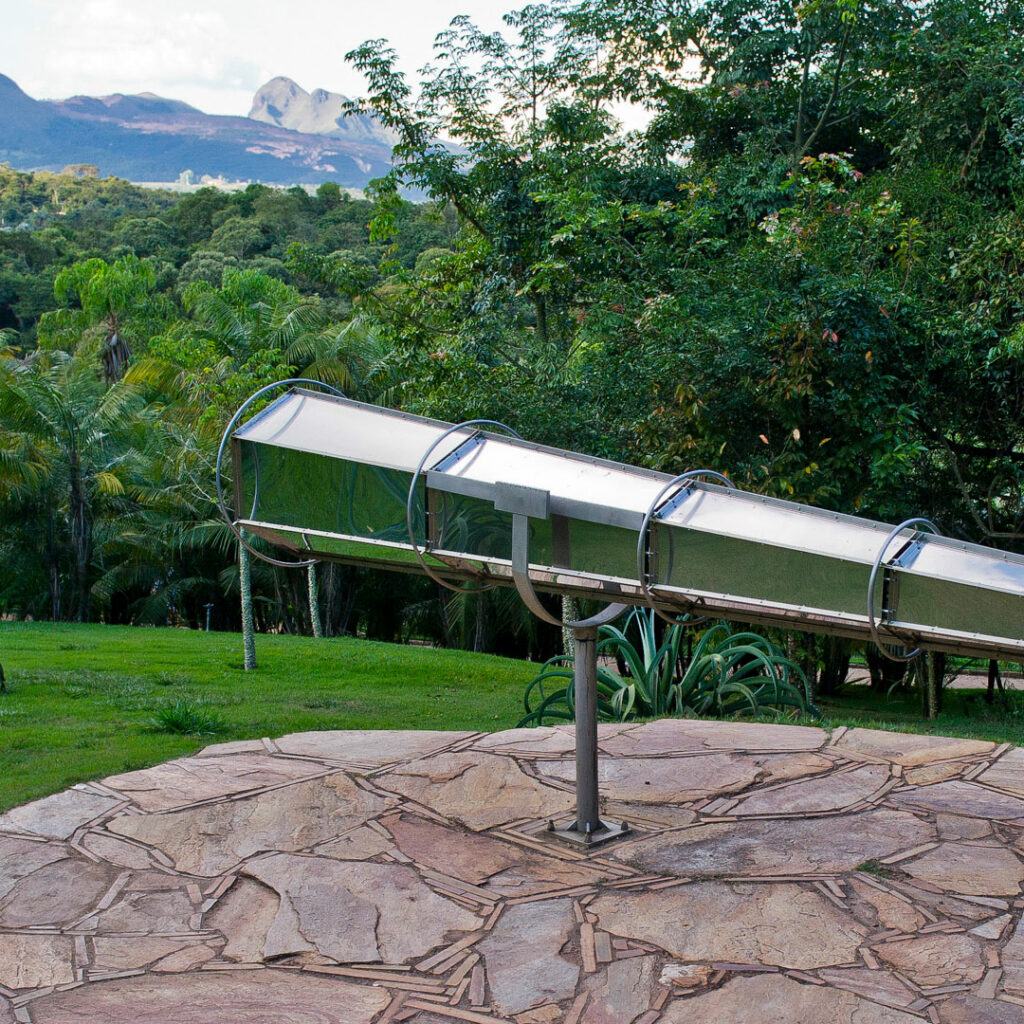 Olafur Eliasson, Viewing machine, 2001, aço inoxidável e metal, 190x530 cm. Foto: William Gomes