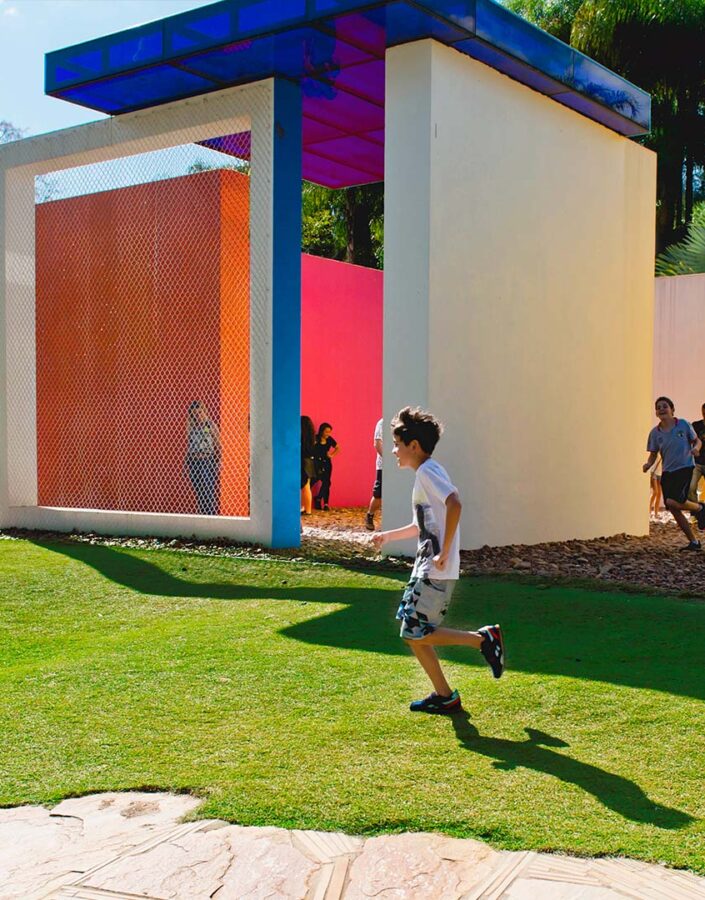 What would the world be like without color? Based on this question, Educativo Inhotim conceived the Themed Visit O mundo das cores.