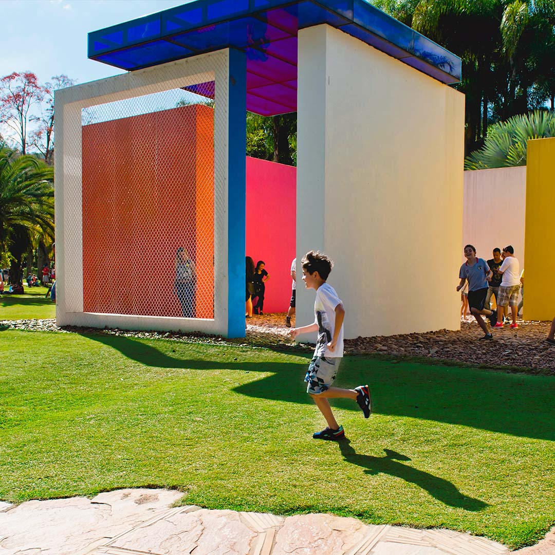 What would the world be like without color? Based on this question, Educativo Inhotim conceived the Themed Visit O mundo das cores.