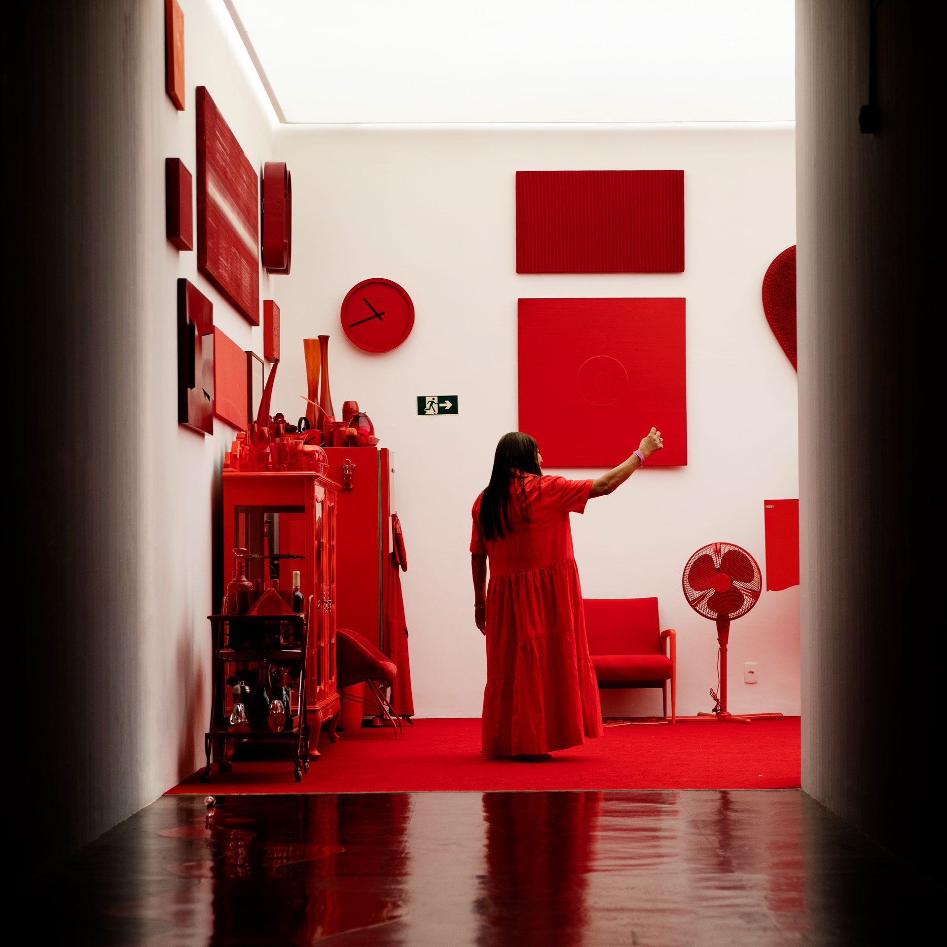 "Desvio para o vermelho" [Red Shift[ (1967–1984), by Cildo Meireles, is part of the Cildo Meireles Gallery, inaugurated in 2004. Foto: Fernando Pilatos
