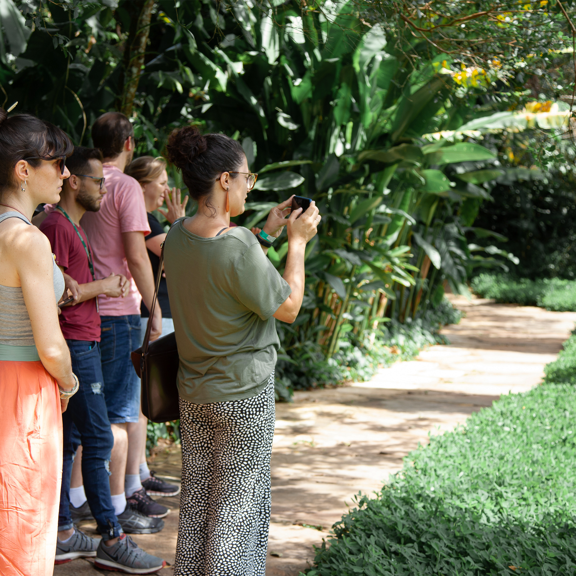 The educational activity proposes an exercise of reflection and making of a passepartout. Photo: Brendon Campos