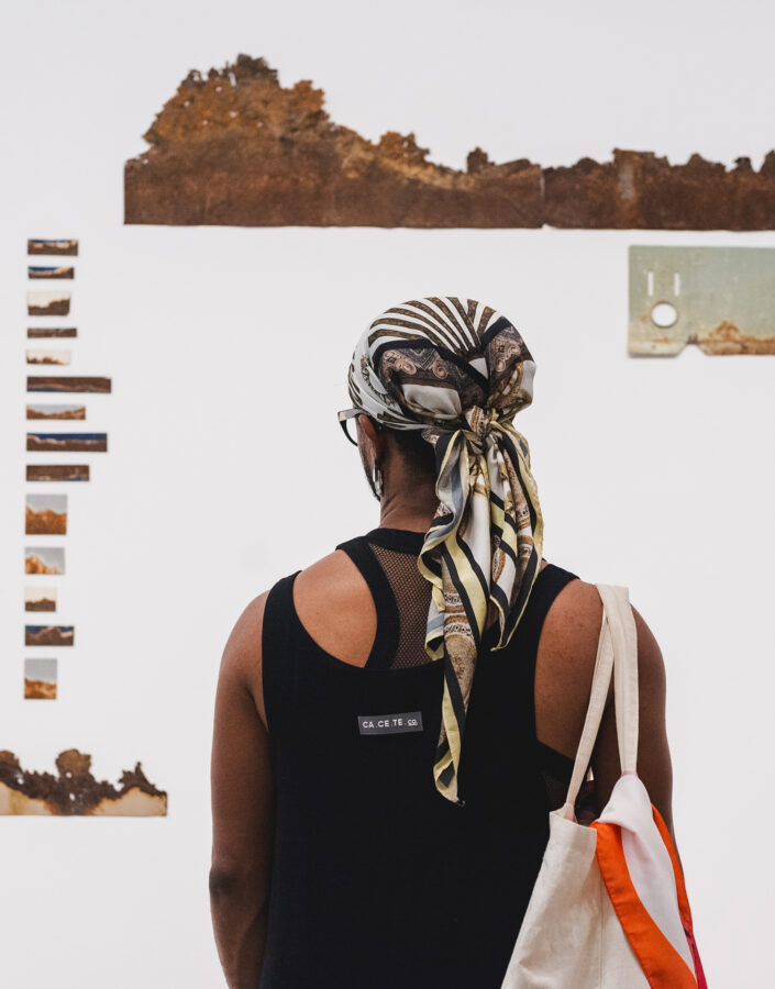 During the activity, participants reflect on artistic creation based on the exhibition Direito à forma [Right to Form]. Photo: Daniela Paollielo