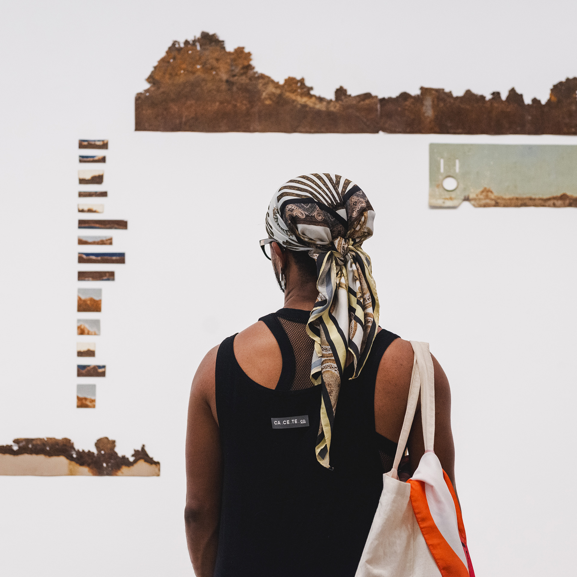 During the activity, participants reflect on artistic creation based on the exhibition Direito à forma [Right to Form]. Photo: Daniela Paollielo
