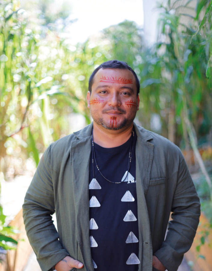A conferência Arte Indígena Contemporânea, ministrada pelo artista Denilson Baniwa (AM).