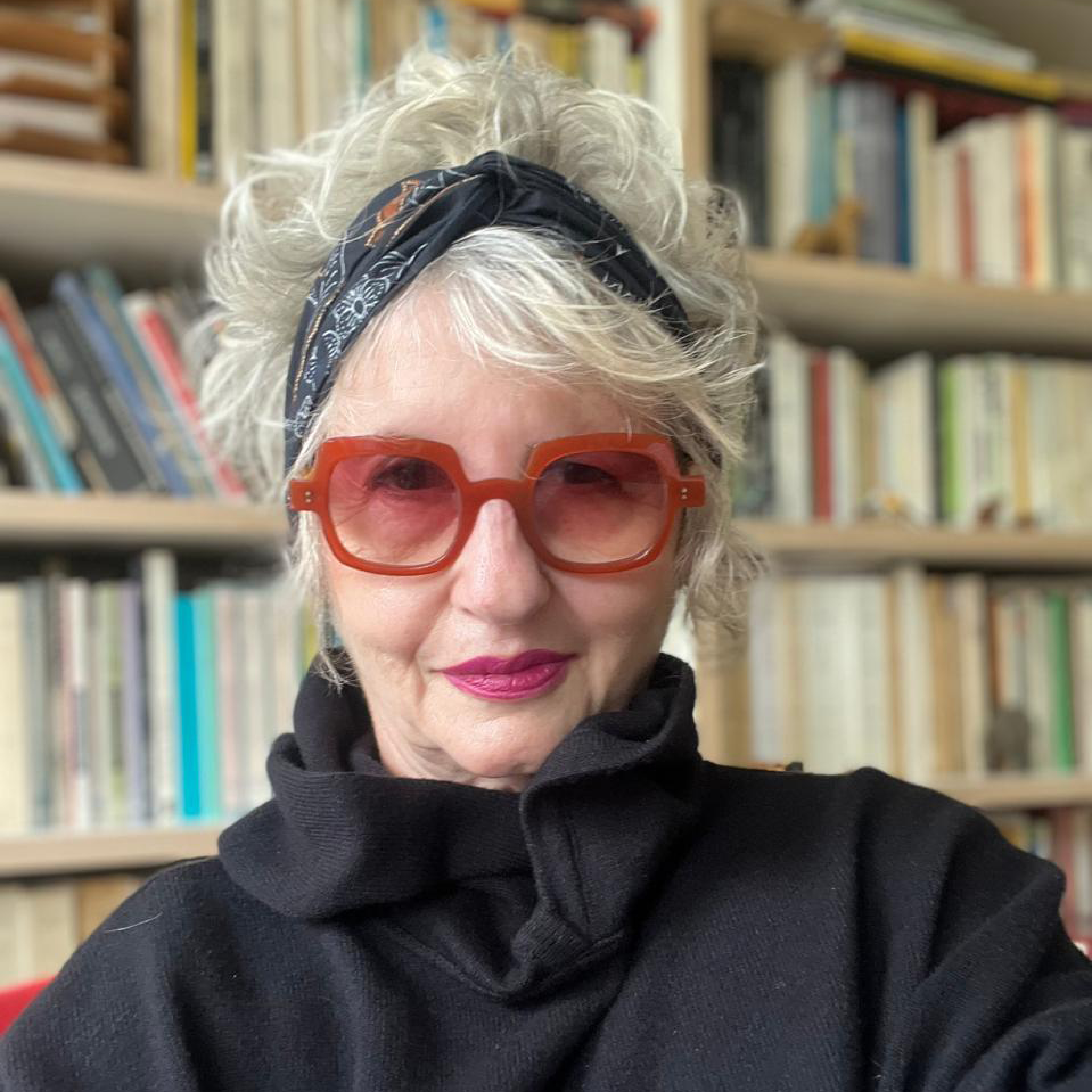 A day of reflection with guests from São Paulo Suely Rolnik, philosopher and psychoanalyst, and Amara Moira, writer.