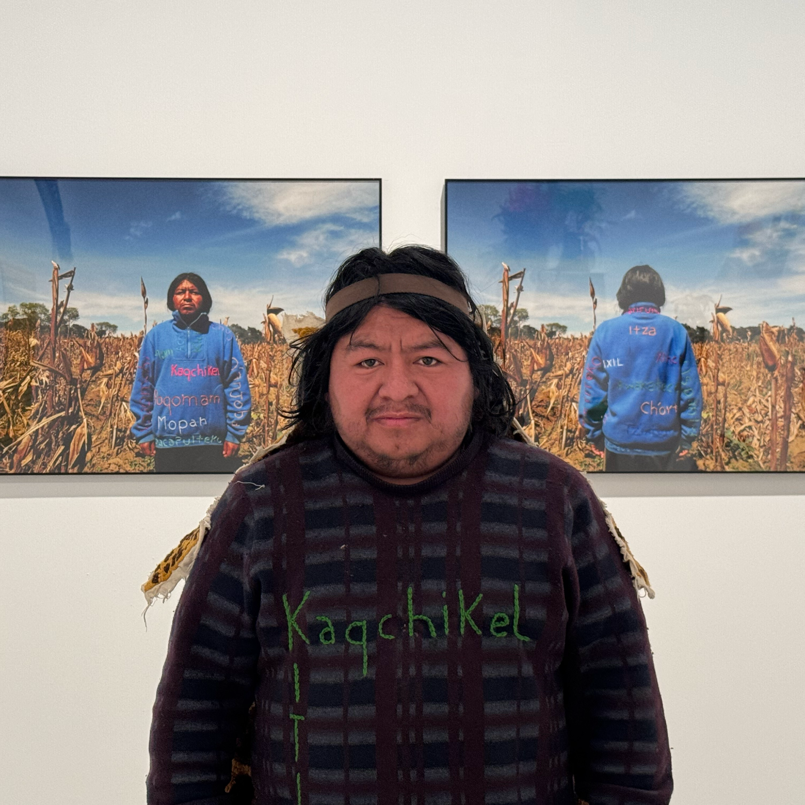 A exposição de Edgar Calel, reconhecido por entrelaçar arte contemporânea e cosmovisão kaqchikel-maia, evidencia o caráter comunitário, espiritual e político da produção do artista. Foto: Acervo Pessoal do Artista