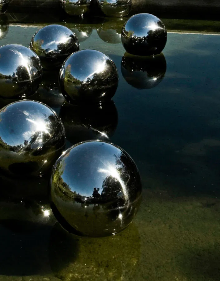 Yayoi Kusama, Narcissus Garden, 1966/2009, [detalhe], esferas de aço inoxidável, dimensões variáveis. Foto: Pedro Motta