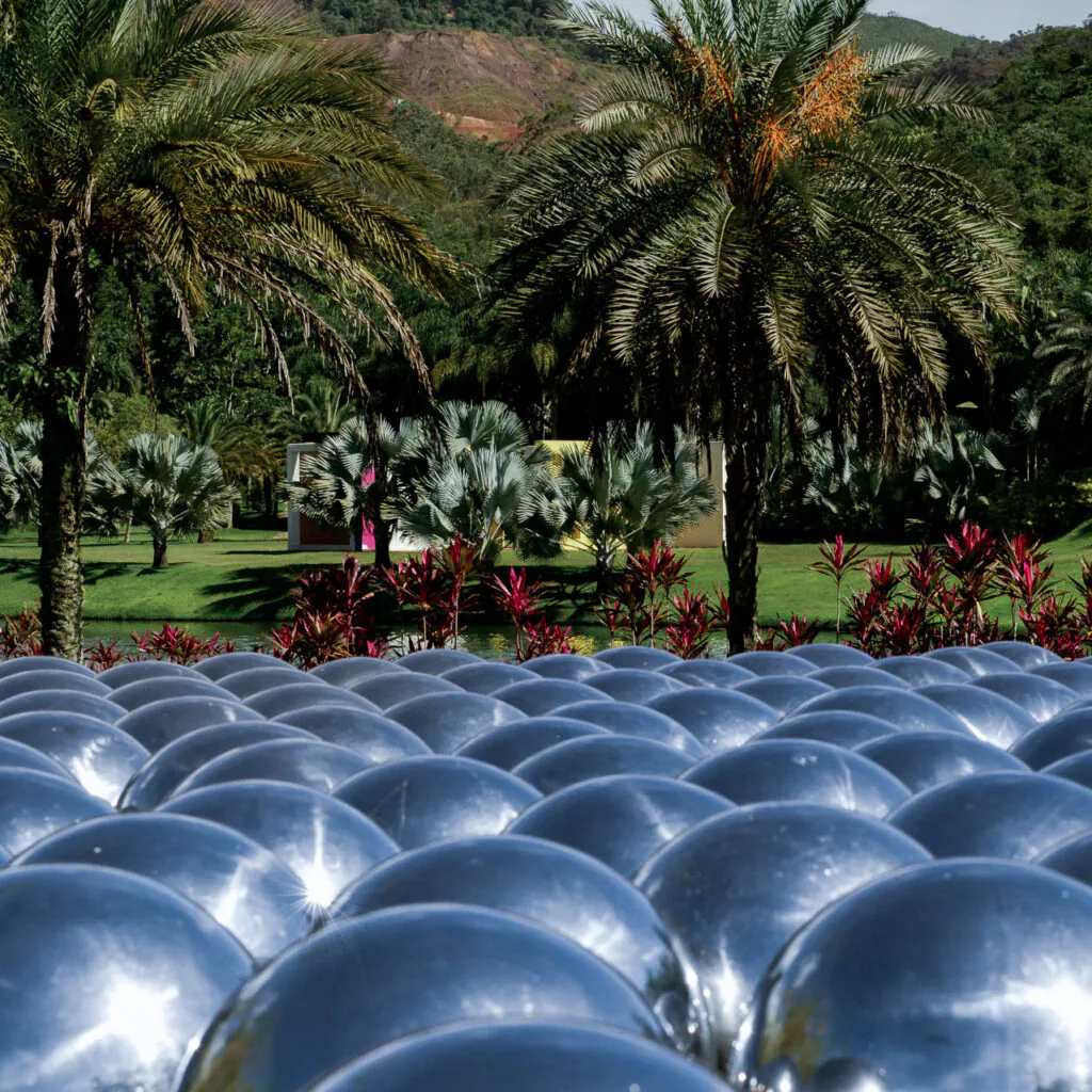 Yayoi Kusama, Narcissus Garden Inhotim, 2009. Foto: Pedro Motta