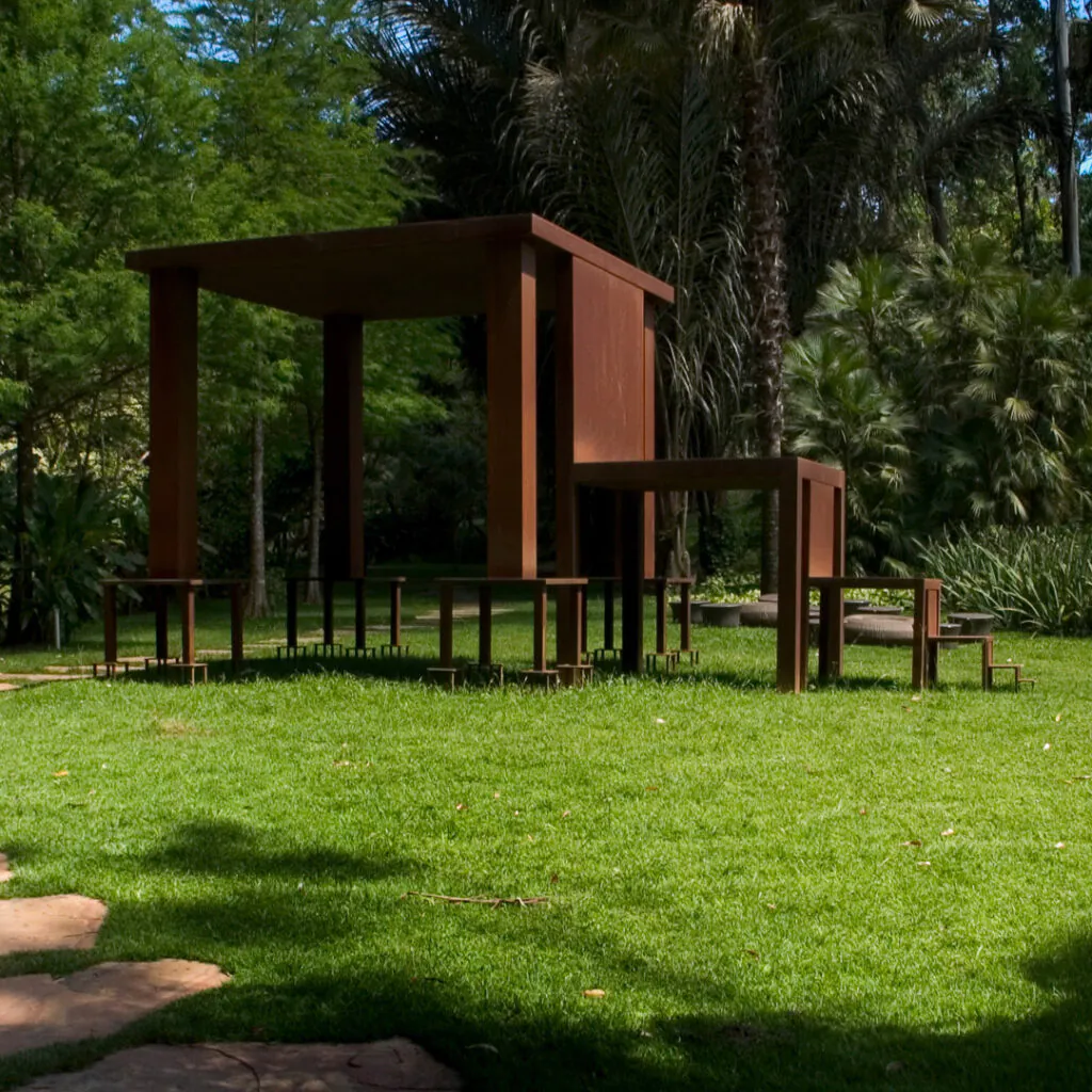 Cildo Meireles, Inmensa, 1982-2002, aço corten, 400x810x445 cm. Foto: Pedro Motta