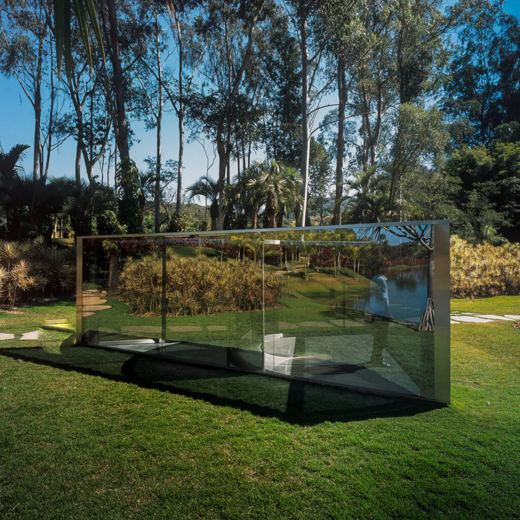 Dan Graham, Bisected Triangle, Interior Curve, 2002, vidro espelhado e aço inoxidável, 220x713x504 cm. Foto: Eduardo Eckenfels