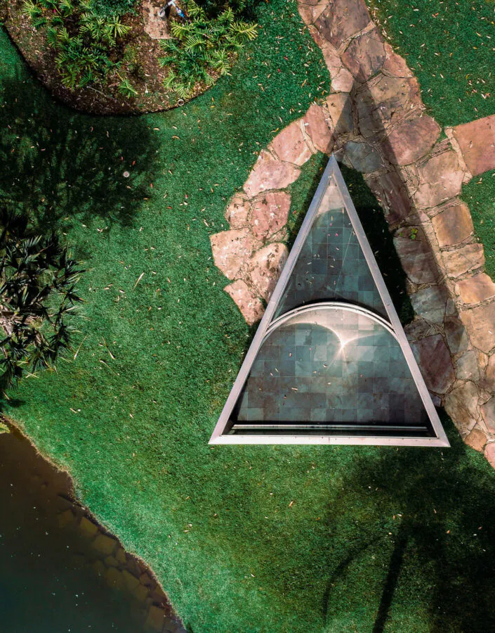 Dan Graham, Bisected Triangle, Interior Curve, 2002, vidro espelhado e aço inoxidável, 220x713x504 cm. Foto: Brendon Campos
