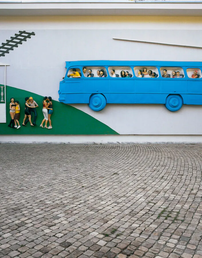 John Ahearn & Rigoberto Torres, Rodoviária de Brumadinho, 2005, tinta automotiva sobre fibra de vidro, 530x1500x20 cm. Foto: Eduardo Eckenfels