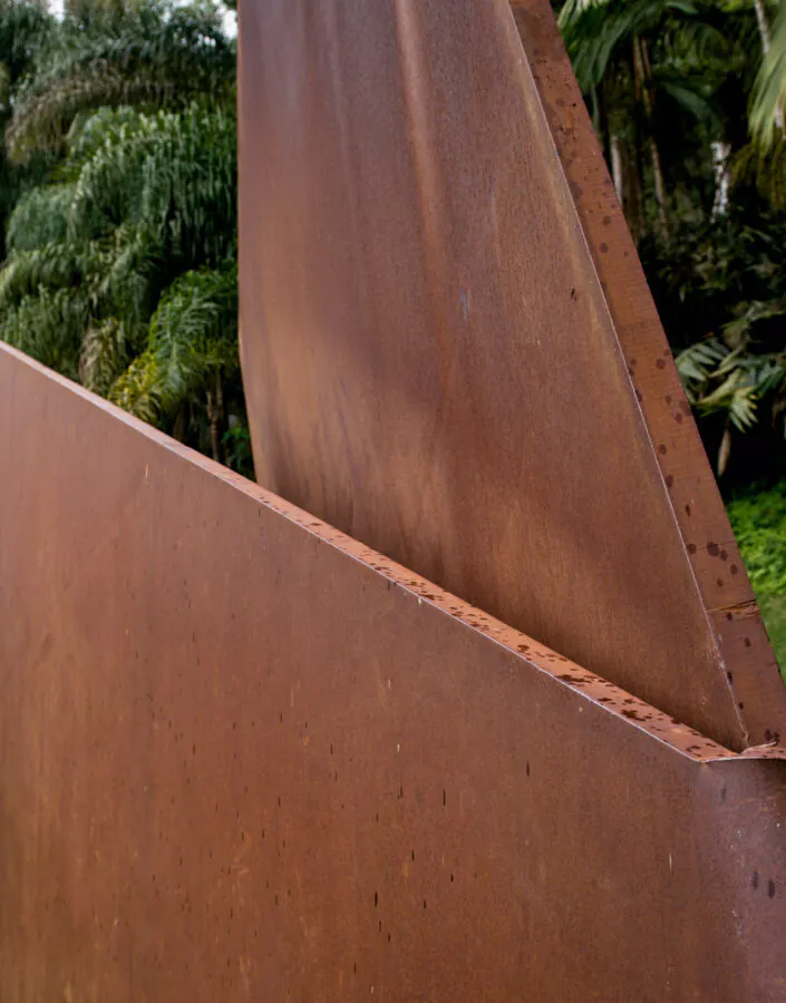 Amilcar de Castro, Sem título, 2001, [detalhe], aço corten, 448 x 500 x122 cm. Foto: William Gomes
