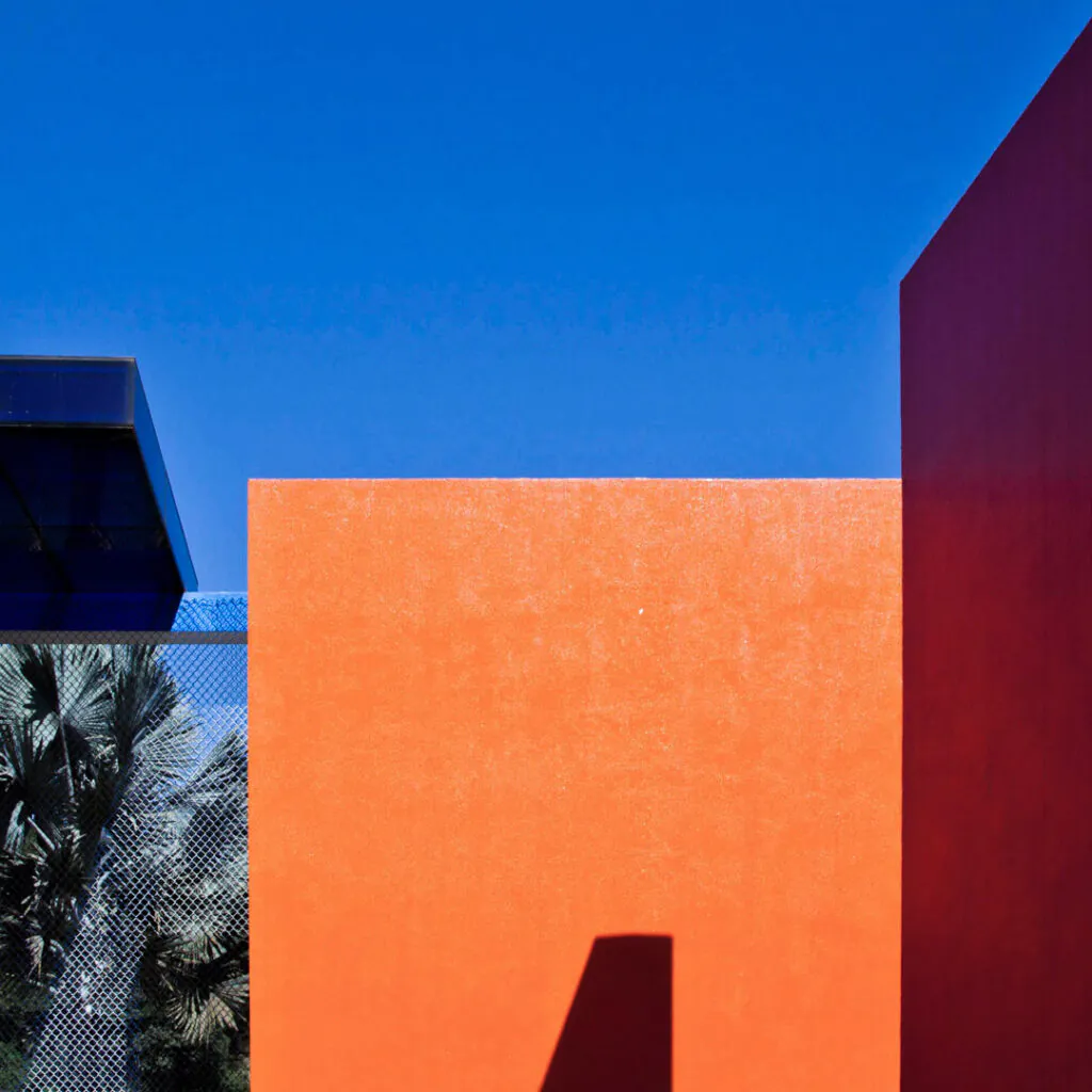 Hélio Oiticica, Invenção da cor, Penetrável Magic Square #5, De Luxe, 1977, [detalhe], pintura sobre paredes de alvenaria, cobertura de metal e vidro, alambrado, seixo rolado, 15x15x4,5 m. Foto: Rossana Magri