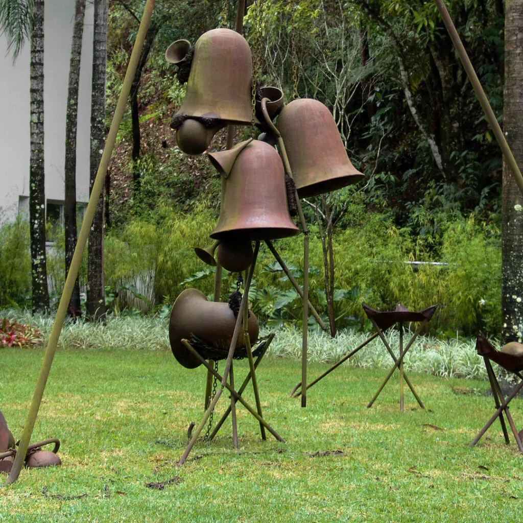 Tunga, Deleite, 1999, ferro e couro, 495x520x310. Foto: Tibério França