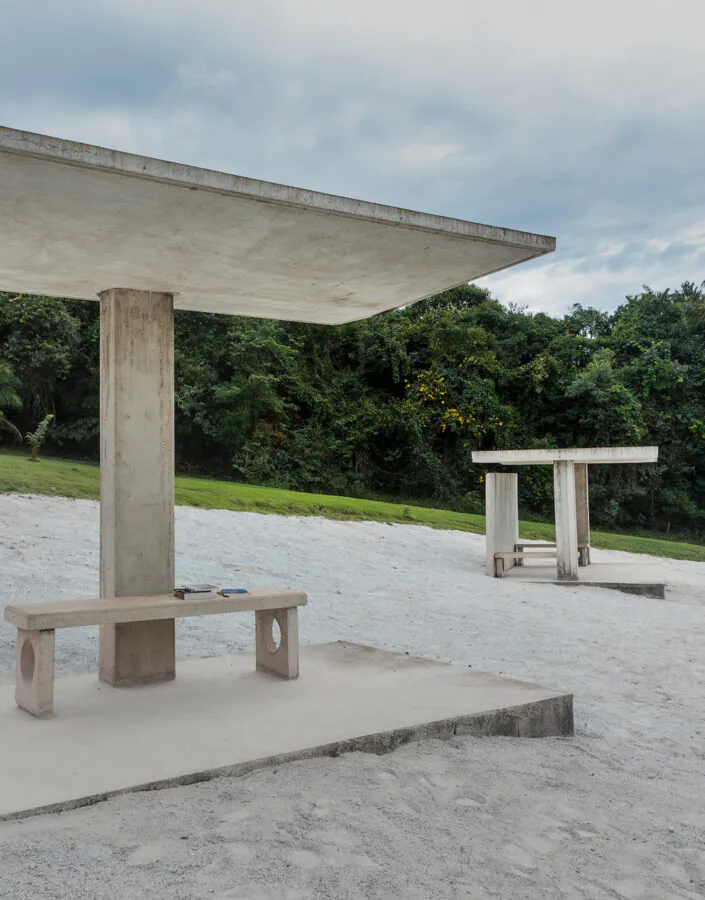 Dominique Gonzalez-Foerster, Desert Park, 2010, [detalhe], concreto, areia, livros diversos, dimensões variáveis. Foto: Marcelo Coelho