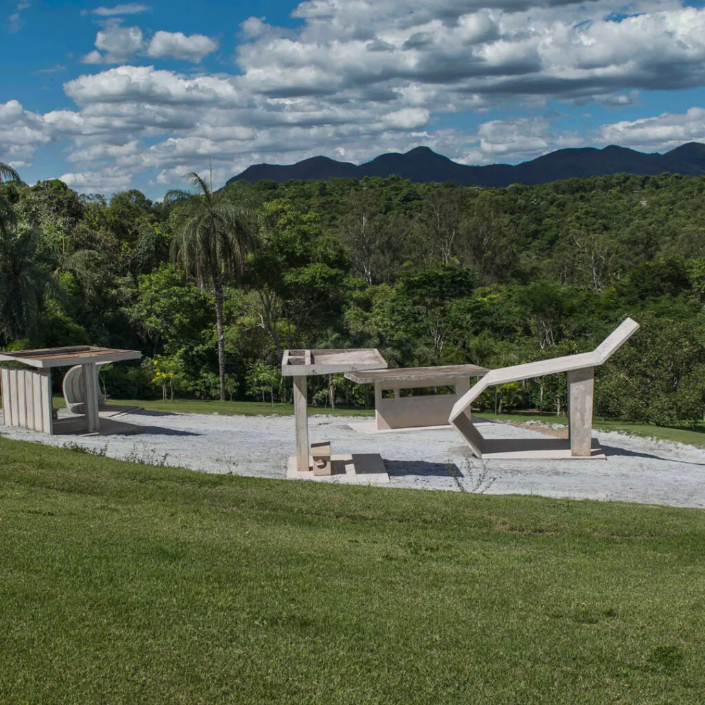 Dominique Gonzalez-Foerster, Desert Park, 2010, concreto, areia, livros diversos, dimensões variáveis. Foto: William Gomes