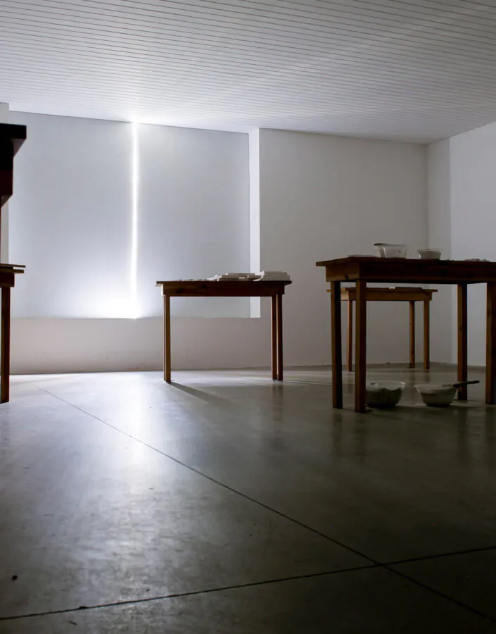 Victor Grippo, La Intimidad de la Luz en St. Ives, 1997, 6 mesas, gesso, moldes, argila, água, ferramentas e texto, dimensões variáveis. Foto: William Gomes